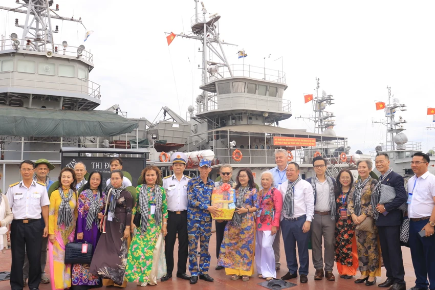 Đoàn đại biểu tham quan và tặng quà cho các cán bộ làm việc trên tàu. Ảnh: VT Đoàn đại biểu tham quan và tặng quà cho các cán bộ làm việc trên tàu. Ảnh: VT