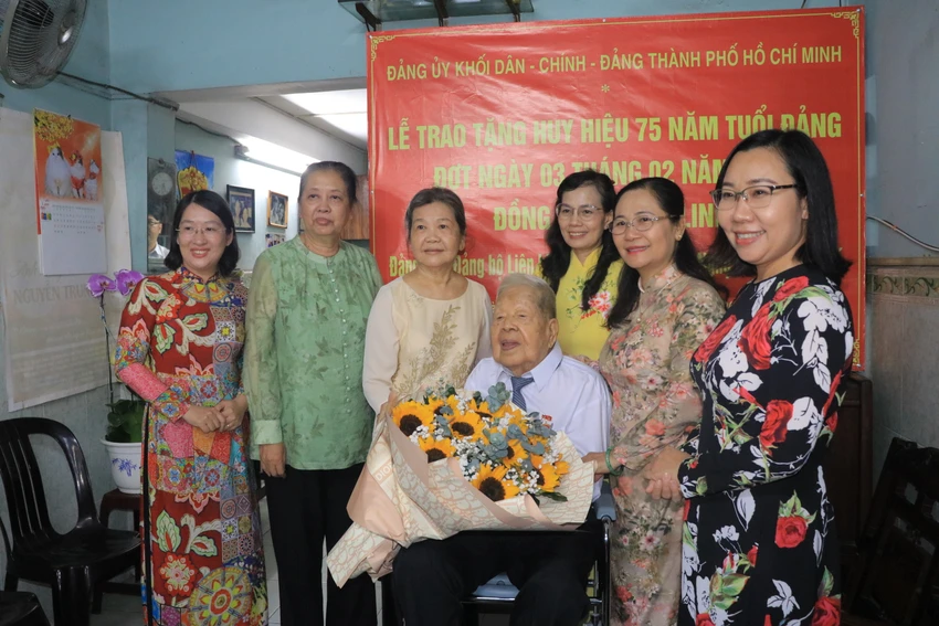 Đoàn lãnh đạo TP đến thăm và trao tặng huy hiệu 75 năm tuổi Đảng cho ông Dương Linh. Ảnh: VT Đoàn lãnh đạo TP đến thăm và trao tặng huy hiệu 75 năm tuổi Đảng cho ông Dương Linh. Ảnh: VT