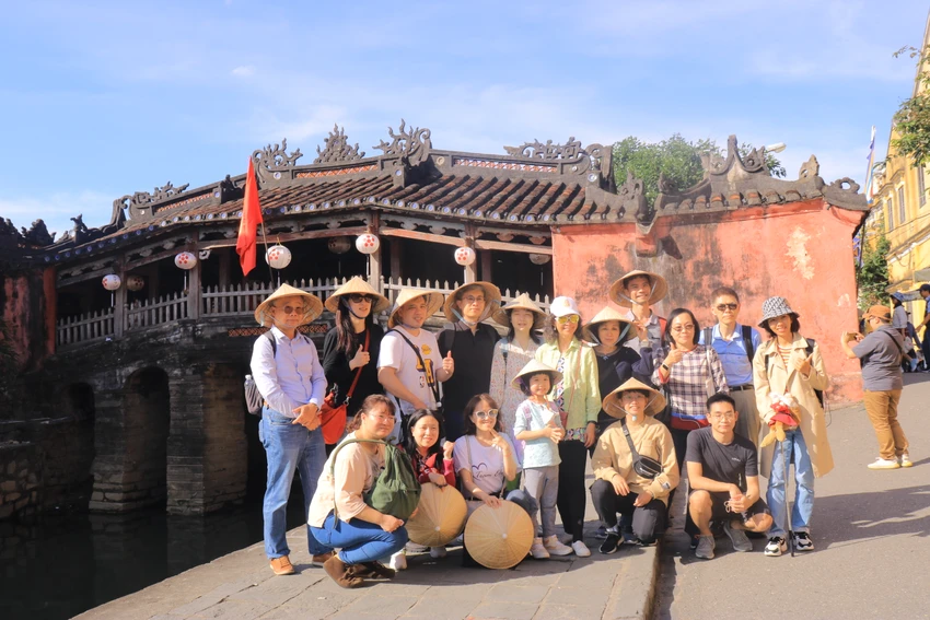 Một nhóm du khách chụp ảnh kỷ niệm bên Chùa Cầu. Một nhóm du khách chụp ảnh kỷ niệm bên Chùa Cầu.