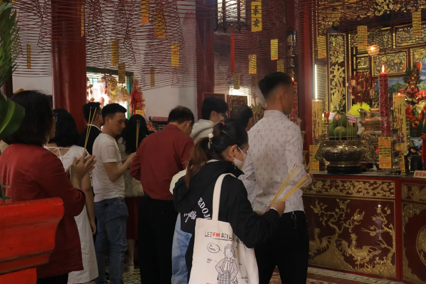 Mỗi người đi chùa với những mục đích khác nhau, người thì cầu tài, cầu lộc, cầu duyên, người cầu bình an, sức khỏe cho bản thân và gia đình. Mỗi người đi chùa với những mục đích khác nhau, người thì cầu tài, cầu lộc, cầu duyên, người cầu bình an, sức khỏe cho bản thân và gia đình.