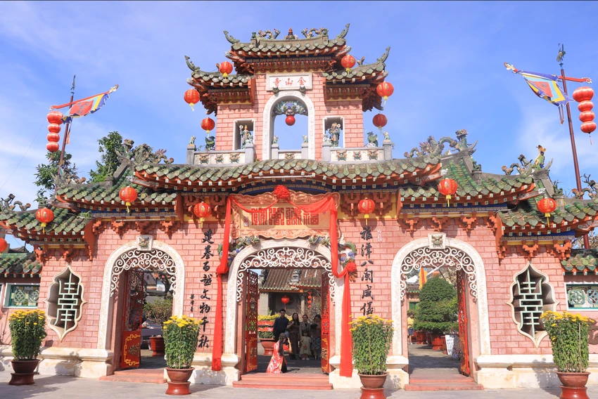 Hội quán Phúc Kiến là một trong những điểm dừng chân ưa thích của du khách nhờ lối kiến trúc độc đáo, truyền thống. Nơi đây còn là địa điểm tâm linh, thờ cúng trang nghiêm để người dân bản xứ và khách thập phương đến cầu sức khỏe và tài lộc cho gia đình, người thân cho ngày đầu năm. Hội quán Phúc Kiến là một trong những điểm dừng chân ưa thích của du khách nhờ lối kiến trúc độc đáo, truyền thống. Nơi đây còn là địa điểm tâm linh, thờ cúng trang nghiêm để người dân bản xứ và khách thập phương đến cầu sức khỏe và tài lộc cho gia đình, người thân cho ngày đầu năm.