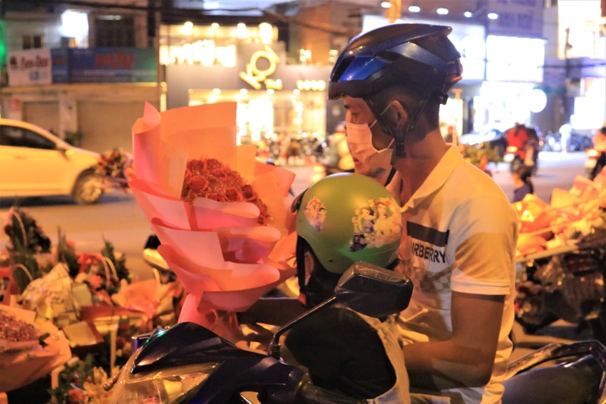 Nhiều người thường chọn mua tại các sạp hoa của sinh viên một phần vì hoa tự gói khá đẹp một phần để ủng hộ các bạn. Ảnh VÕ THƠ