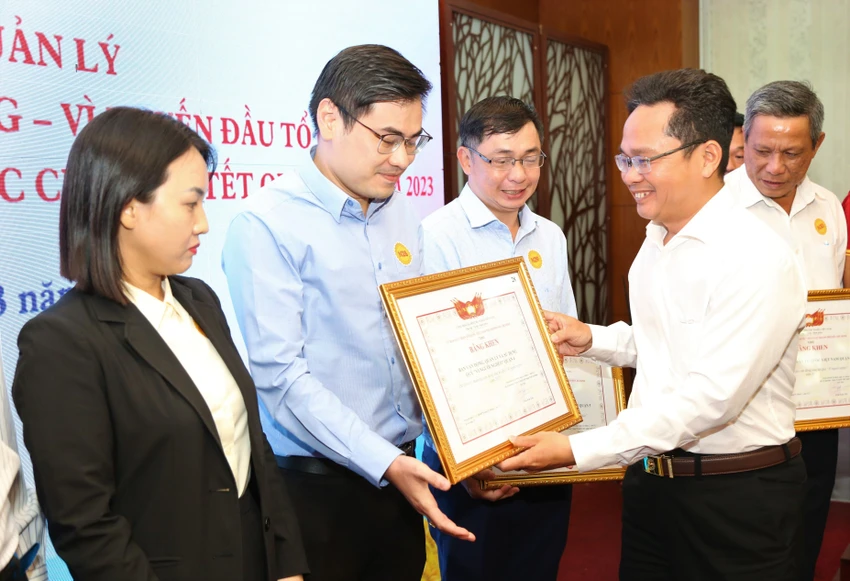 Tại hội nghị đã tuyên dương những cá nhân và tập thể có thành tích xuất sắc trong các hoạt động, vận động ủng hộ các nguồn quỹ trong năm 2022 và công tác chăm lo Tết Nguyên đán Quý Mão năm 2023 Ảnh: VT Tại hội nghị đã tuyên dương những cá nhân và tập thể có thành tích xuất sắc trong các hoạt động, vận động ủng hộ các nguồn quỹ trong năm 2022 và công tác chăm lo Tết Nguyên đán Quý Mão năm 2023 Ảnh: VT