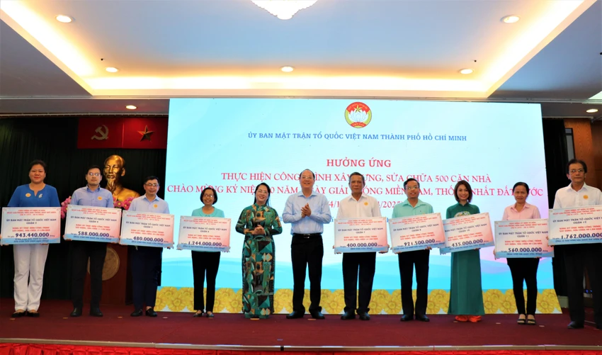 Đại diện Ủy ban MTTQ Việt Nam các quận, huyện, TP Thủ Đức đăng ký thực hiện công trình xây dựng sửa chữa nhà cho người nghèo. Ảnh: VT Đại diện Ủy ban MTTQ Việt Nam các quận, huyện, TP Thủ Đức đăng ký thực hiện công trình xây dựng sửa chữa nhà cho người nghèo. Ảnh: VT