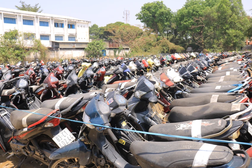 Các phương tiện vi phạm hành chính được tập trung tại bãi đất trống ngoài trời dễ bị xuống cấp hư hỏng. Ảnh: VÕ THƠ Các phương tiện vi phạm hành chính được tập trung tại bãi đất trống ngoài trời dễ bị xuống cấp hư hỏng. Ảnh: VÕ THƠ