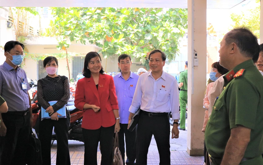 Bà Phạm Quỳnh Anh, Trưởng Ban Pháp chế HĐND TP.HCM, cùng đoàn khảo sát tại kho tạm giữ tang vật của Đội CSĐTTP. Ảnh: VÕ THƠ Bà Phạm Quỳnh Anh, Trưởng Ban Pháp chế HĐND TP.HCM