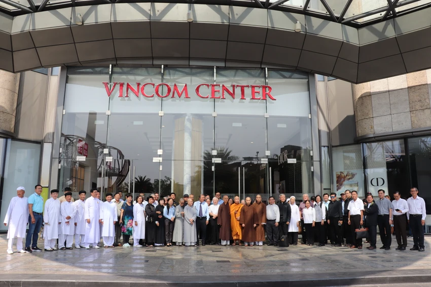 Đoàn tham quan chụp ảnh lưu niệm trước Vincome Central Landmark 81. Ảnh: PV