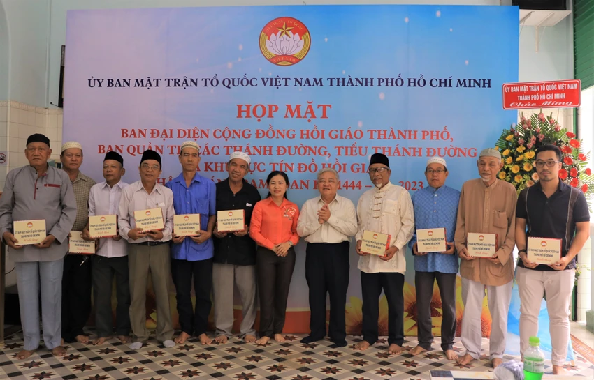 Phó Chủ tịch Ủy ban MTTQ Việt Nam TP Phan Kiều Thanh Hương và Phó Trưởng ban Ban Dân tộc TP Nguyễn Văn Hòa tặng quà cho Đại diện Cộng đồng Hồi giáo TP, Ban Quản trị các Thánh đường, Tiểu Thánh đường, khu vực Hồi giáo. Ảnh: VT