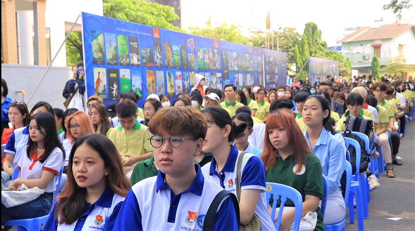 Triển lãm thu hút đông đảo công chúng tham gia, đặc biệt nhiều nghiên cứu sinh, đoàn viên, thanh niên, sinh viên. Ảnh: VÕ THƠ