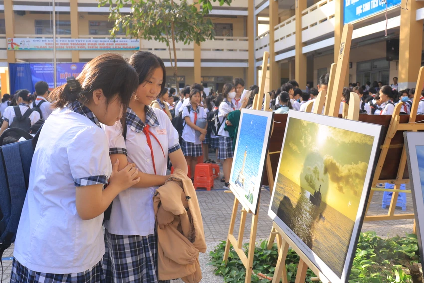 Học sinh thích thú tham quan triển lãm ảnh về biển, đảo Tổ quốc trưng bày trong khuôn viên trường. Ảnh:VT Học sinh thích thú tham quan triển lãm ảnh về biển, đảo Tổ quốc trưng bày trong khuôn viên trường. Ảnh:VT