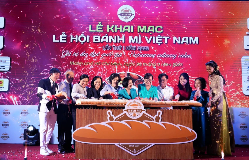 Các đại biểu thực hiện nghi thức cắt bánh khai mạc Lễ hội bánh mì Việt Nam lần thứ I. Ảnh: VT Các đại biểu thực hiện nghi thức cắt bánh khai mạc Lễ hội bánh mì Việt Nam lần thứ I. Ảnh: VT