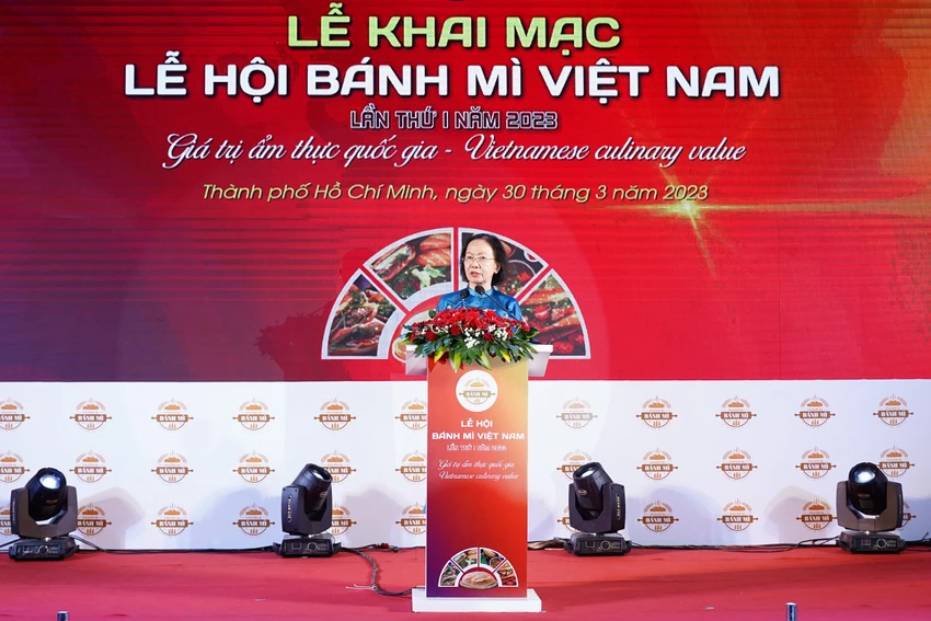 Chủ tịch Hiệp hội Du lịch TP.HCM Nguyễn Thị Khánh phát biểu khai mạc Lễ hội Bánh mì Việt Nam lần thứ I. Ảnh: VT Chủ tịch Hiệp hội Du lịch TP.HCM Nguyễn Thị Khánh phát biểu khai mạc Lễ hội Bánh mì Việt Nam lần thứ I. Ảnh: VT