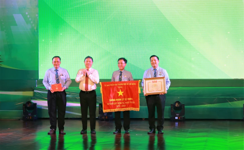 Phó chủ tịch UBND TP.HCM Dương Anh Đức trao tặng Huy hiệu TP.HCM cho ông Nguyễn Trọng Nghĩa, Phó Hiệu trưởng Trường Đoàn Lý Tự Trọng. Ảnh: VT Phó chủ tịch UBND TP.HCM Dương Anh Đức trao tặng Huy hiệu TP.HCM cho ông Nguyễn Trọng Nghĩa, Phó Hiệu trưởng Trường Đoàn Lý Tự Trọng. Ảnh: VT