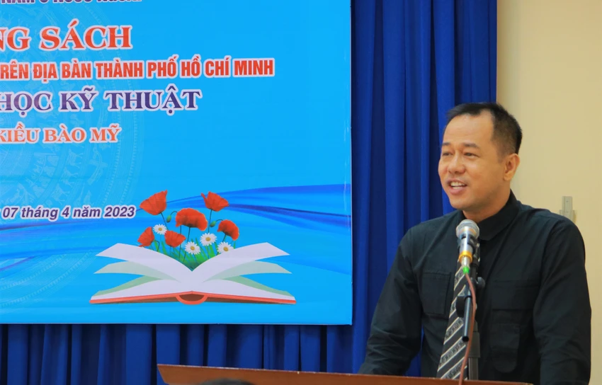 Giáo sư Huỳnh Văn Sơn Hiệu trưởng trường ĐH Sư phạm TP.HCM phát biểu cảm ơn tại buổi trao tặng sách. Ảnh: VT Giáo sư Huỳnh Văn Sơn Hiệu trưởng trường ĐH Sư phạm TP.HCM phát biểu cảm ơn tại buổi trao tặng sách. Ảnh: VT