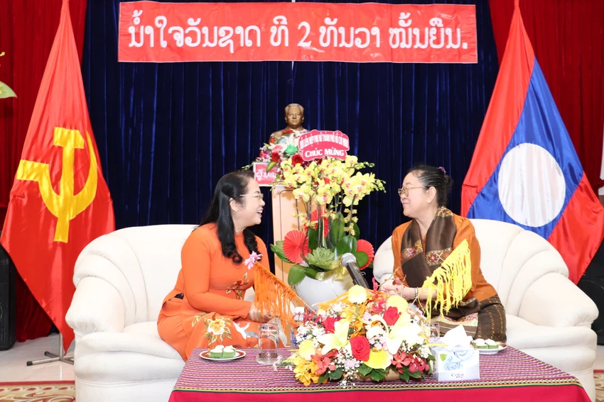 Chủ tịch Ủy ban MTTQ Việt Nam TP Trần Kim Yến trò chuyện và thăm hỏi Tổng Lãnh sự Lào Phimpha Keomixay. Ảnh: AH Chủ tịch Ủy ban MTTQ Việt Nam TP Trần Kim Yến trò chuyện và thăm hỏi Tổng Lãnh sự Lào Phimpha Keomixay. Ảnh: AH