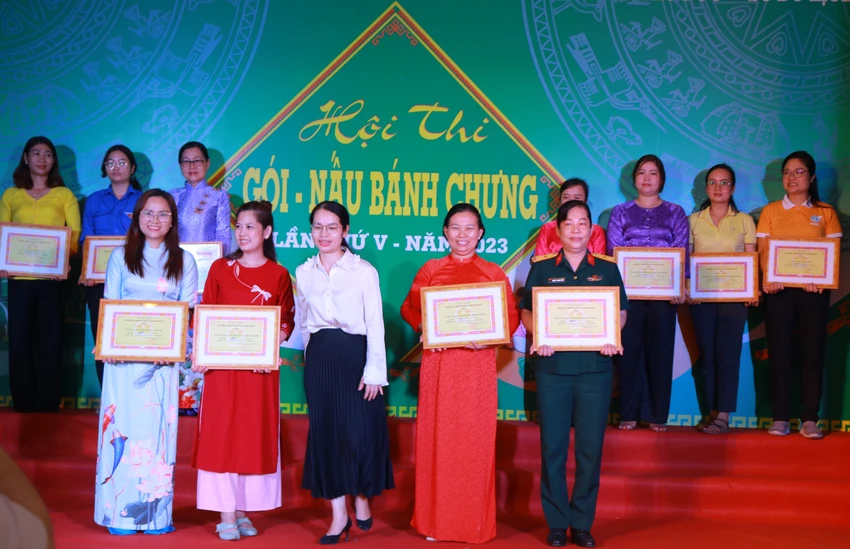 Các đội thi đạt giải ở bảng A. Ảnh: VT Các đội thi đạt giải ở bảng A. Ảnh: VT