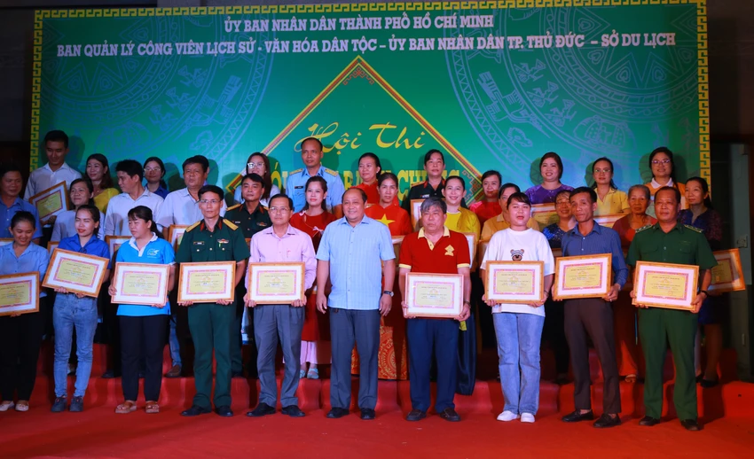 Ban tổ chức trao giải cho các đội thi đạt giải trong hội thi “Gói - nấu bánh chưng”. Ảnh: VT Ban tổ chức trao giải cho các đội thi đạt giải trong hội thi “Gói - nấu bánh chưng”. Ảnh: VT