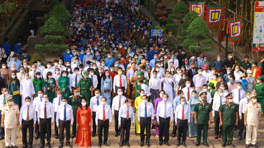 Đoàn đại biểu TP cùng đông đảo nhân dân TP tham gia lễ Giỗ Tổ Hùng Vương. Ảnh: VÕ THƠ Đoàn đại biểu TP cùng đông đảo nhân dân TP tham gia lễ Giỗ Tổ Hùng Vương. Ảnh: VÕ THƠ