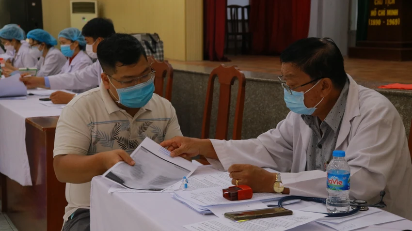 Tại chương trình công nhân, người lao động được tư vấn, khám sức khỏe và phát thuốc miễn phí. Ảnh: VT Tại chương trình công nhân, người lao động được tư vấn, khám sức khỏe và phát thuốc miễn phí. Ảnh: VT