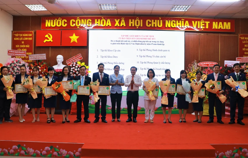 Các cá nhân, tập thể có nhiều đóng góp tích cực trong xây dựng và phát triển BV được nhận giấy khen của Chủ tịch UBND TP Thủ Đức. Ảnh: VT