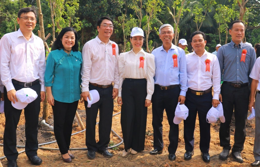 Các lãnh đạo cùng chụp ảnh lưu niệm sau khi trồng cây. Ảnh: VT Các lãnh đạo cùng chụp ảnh lưu niệm sau khi trồng cây. Ảnh: VT