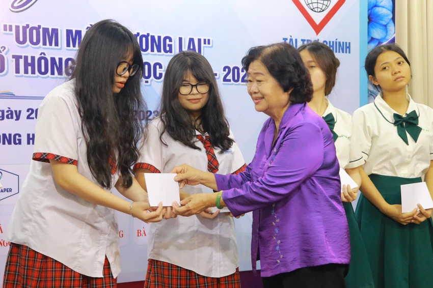 Nguyên Phó Chủ tịch nước Trương Mỹ Hoa tặng quà động viên các em trước kỳ thi trung học phổ thông. Ảnh VÕ THƠ Nguyên Phó Chủ tịch nước Trương Mỹ Hoa tặng quà động viên các em trước kỳ thi trung học phổ thông. Ảnh VÕ THƠ