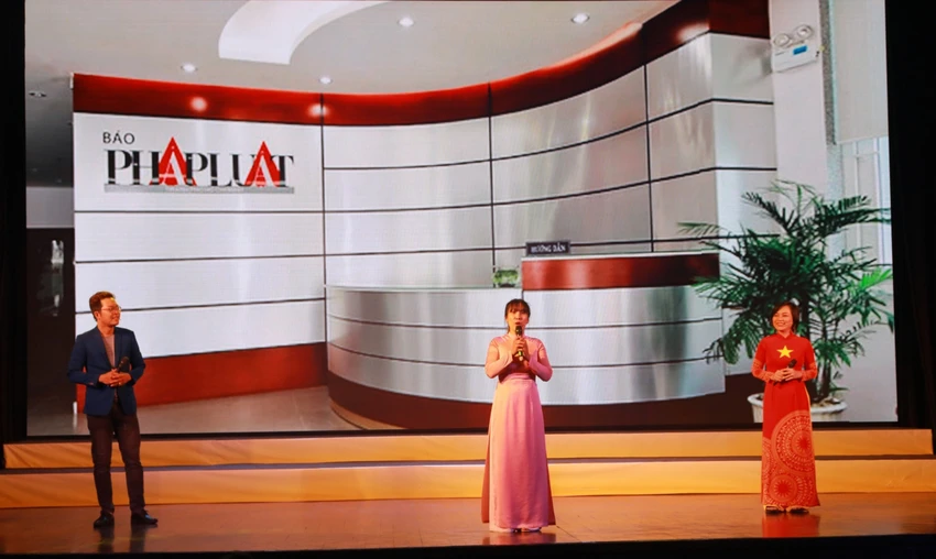 Đại diện Báo Pháp Luật TP (giữa) tham gia hội thi. Ảnh: VT Đại diện Báo Pháp Luật TP (giữa) tham gia hội thi. Ảnh: VT