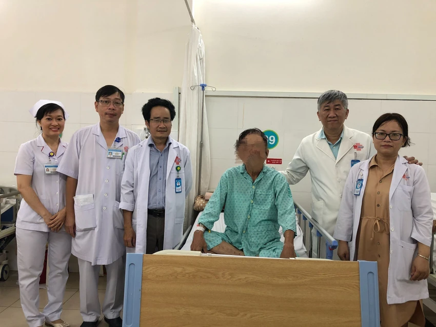 Các bác sĩ thăm bệnh nhân trước khi xuất viện. Ảnh: BVCC Các bác sĩ thăm bệnh nhân trước khi xuất viện. Ảnh: BVCC