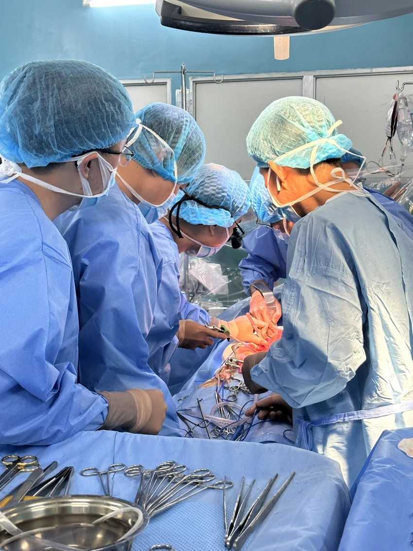 Các bác sĩ thực hiện phẫu thuật cho người bệnh. Ảnh: BVCC Các bác sĩ thực hiện phẫu thuật cho người bệnh. Ảnh: BVCC