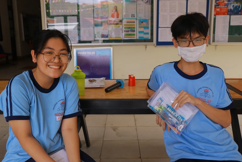 Thùy Trang sẽ thưởng cho mình chiếc điện thoại mới sau khi thi xong. Ảnh: VÕ THƠ Thùy Trang sẽ thưởng cho mình chiếc điện thoại mới sau khi thi xong. Ảnh: VÕ THƠ