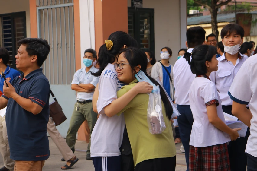 Bạn thân mang trà sữa đến trường động viên Thanh Xuân sau khi thi xong. Ảnh: VÕ THƠ Bạn thân mang trà sữa đến trường động viên Thanh Xuân sau khi thi xong. Ảnh: VÕ THƠ