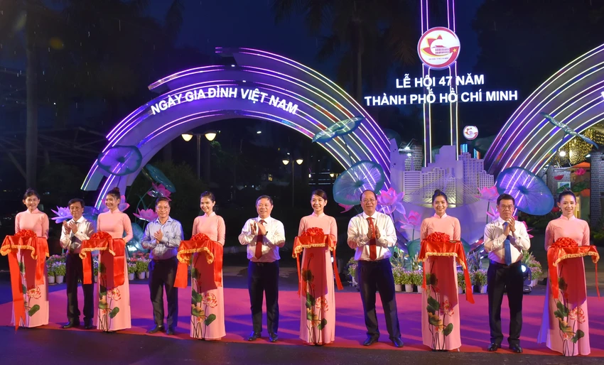 Các lãnh đạo thực hiện nghi thức cắt băng khai mạc chuỗi hoạt động. Ảnh: PV