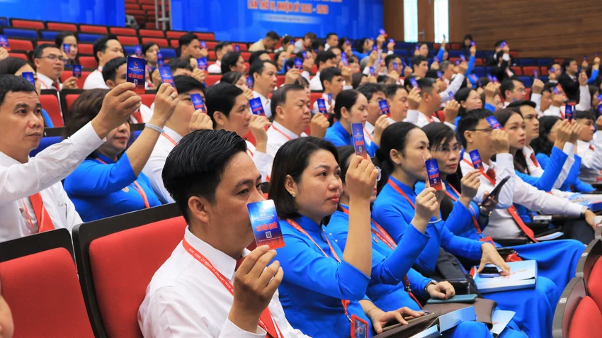 Các đại biểu biểu quyết thông qua chương trình Đại hội. Ảnh: VÕ THƠ Các đại biểu biểu quyết thông qua chương trình Đại hội. Ảnh: VÕ THƠ