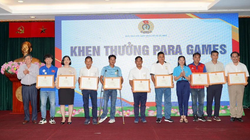 CĐVC TP khen thưởng Paragames cho các đoàn viên công đoàn là huấn luyện viên trong Đại hội Thể thao Người khuyết tật Đông Nam Á - Asian Para Games 12. Ảnh: VÕ THƠ CĐVC TP khen thưởng Paragames cho các đoàn viên công đoàn là huấn luyện viên trong Đại hội Thể thao Người khuyết tật Đông Nam Á - Asian Para Games 12. Ảnh: VÕ THƠ