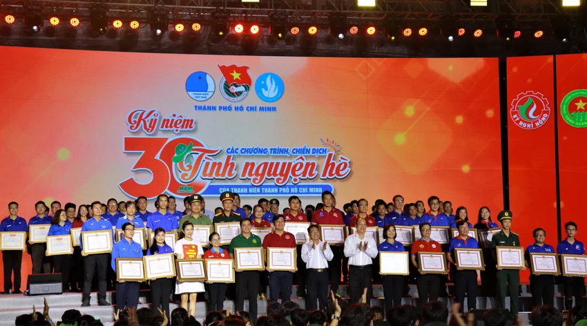 Các tập thể, cá nhân có nhiều đóng góp cho sự phát triển của các chương trình, chiến dịch tình nguyện hè trong 30 năm được nhận bằng khen của UBND TP.HCM. Ảnh: VÕ THƠ Các tập thể, cá nhân có nhiều đóng góp cho sự phát triển của các chương trình, chiến dịch tình nguyện hè trong 30 năm được nhận bằng khen của UBND TP.HCM. Ảnh: VÕ THƠ