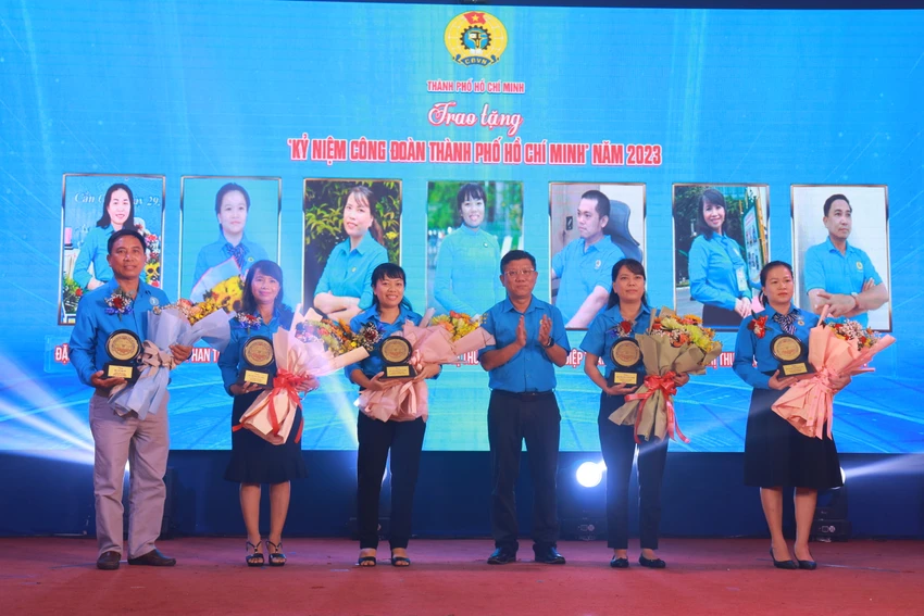 Phó Chủ tịch Thường trực LĐLĐ TP.HCM Trần Đoàn Trung trao kỷ niệm chương cho các cán bộ Công đoàn có thời gian công tác 10 năm. Ảnh: VÕ THƠ