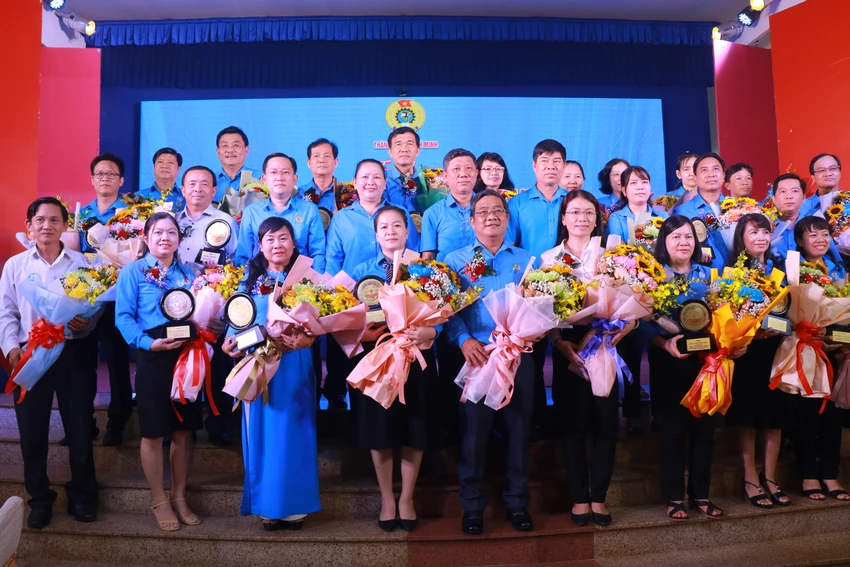 Các lãnh đạo và cán bộ công đoàn nhận kỷ niệm chương chụp ảnh kỷ niệm. Ảnh: VÕ THƠ
