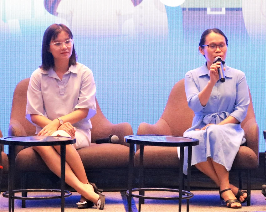 Chị Võ Thị Ngọc Diễm (trái) và chị Lê Hà Đoan chia sẻ câu chuyện về tiêm ngừa vaccine. Ảnh: VÕ THƠ