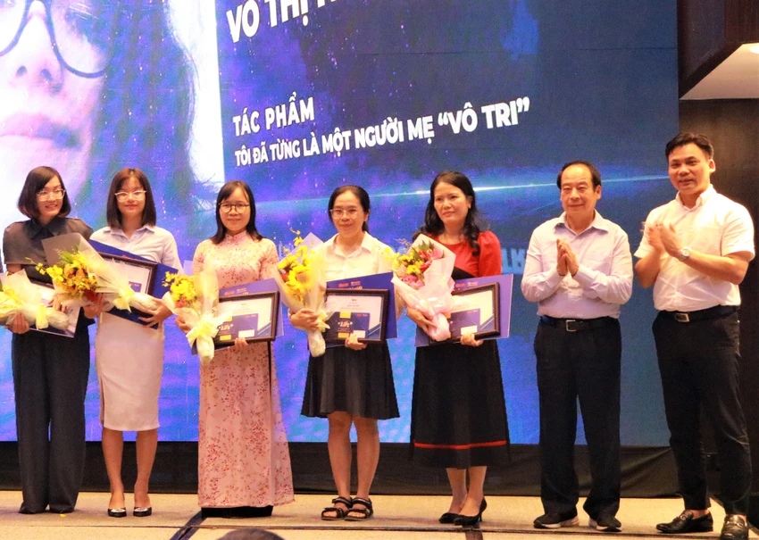 PGS.TS.BS Trần Đắc Phu, Nguyên cục trưởng Cục y tế dự phòng trao giải cho các tác giả đoạt giải Nhất. Ảnh: VÕ THƠ