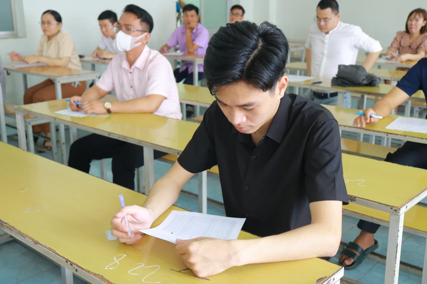 Các thí sinh điền thông tin cá nhân trước khi bắt đầu vòng thi lý thuyết. Ảnh: VÕ THƠ Các thí sinh điền thông tin cá nhân trước khi bắt đầu vòng thi lý thuyết. Ảnh: VÕ THƠ