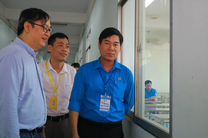 Phó chủ tịch LĐLĐ TP.HCM Phạm Chí Tâm cùng ban tổ chức khảo sát các phòng thi. Ảnh: VÕ THƠ Phó chủ tịch LĐLĐ TP.HCM Phạm Chí Tâm cùng ban tổ chức khảo sát các phòng thi. Ảnh: VÕ THƠ