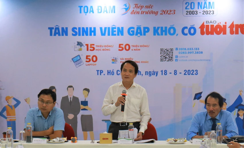 Phó Tổng biên tập báo Tuổi Trẻ Nguyễn Hoàng Nguyên phát biểu tại tọa đàm. Ảnh: VÕ THƠ