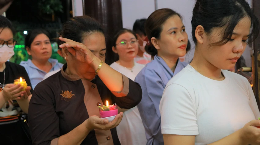 Những giọt nước mắt rơi trong lễ Vu lan báo hiếu. Ảnh: VÕ THƠ Những giọt nước mắt rơi trong lễ Vu lan báo hiếu. Ảnh: VÕ THƠ