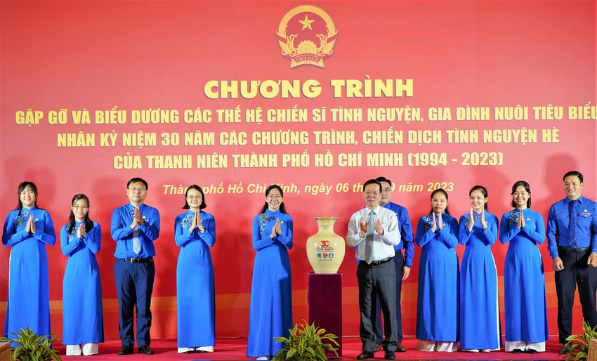 Chủ tịch nước Võ Văn Thưởng tặng quà lưu niệm cho Ban Thường vụ Thành Đoàn TP.HCM. Ảnh: VÕ THƠ Chủ tịch nước Võ Văn Thưởng tặng quà lưu niệm cho Ban Thường vụ Thành Đoàn TP.HCM. Ảnh: VÕ THƠ