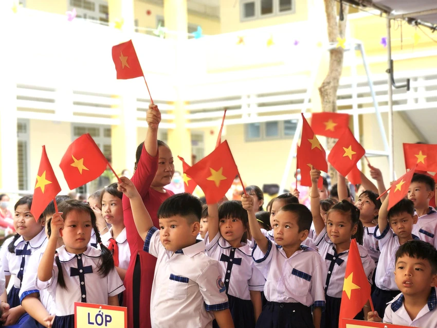 Học sinh trường tiểu học Rạch Già (huyện Bình Chánh) trong ngày khai trường. Ảnh VT Học sinh trường tiểu học Rạch Già (huyện Bình Chánh) trong ngày khai trường. Ảnh VT