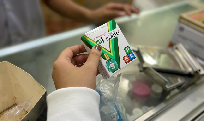 Không mua được thuốc nhỏ mắt Tobrex, chị T. chọn mua sản phẩm nhỏ mắt thay thế. Ảnh: VÕ THƠ