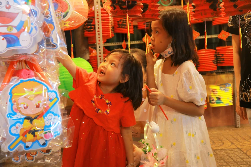 Nhiều em nhỏ được bố mẹ dắt đến đây vui chơi. Những món đồ chơi truyền thống như mặt nạ, đầu lân, đèn lồng nhiều màu sắc thu hút các em nhỏ. Nhiều em nhỏ được bố mẹ dắt đến đây vui chơi. Những món đồ chơi truyền thống như mặt nạ, đầu lân, đèn lồng nhiều màu sắc thu hút các em nhỏ.