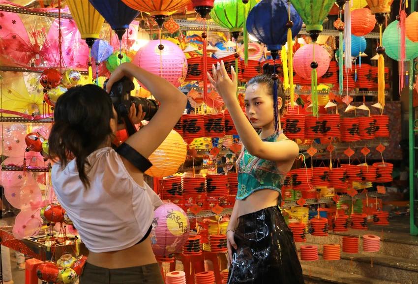 Với khung cảnh lung linh, phố lồng đèn Lương Nhữ Học trở thành địa điểm chụp ảnh không thể bỏ qua của giới trẻ. Với khung cảnh lung linh, phố lồng đèn Lương Nhữ Học trở thành địa điểm chụp ảnh không thể bỏ qua của giới trẻ.