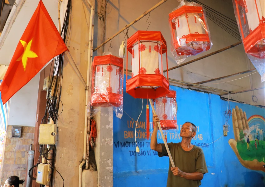 Các hộ kinh doanh đã đồng loạt chuyển sang bán các sản phẩm trang trí với đa dạng kiểu dáng, sắc màu. Ông Trần Phương Bình (nhân viên bán hàng trên đường Lương Nhữ Học) cho biết những ngày gần đây người dân đặc biệt là giới trẻ đã xuống phố chơi trung thu sớm. Những món hàng lồng đèn truyền thống được bán chạy nhất và được nhiều bạn trẻ chọn mua để chụp ảnh. Các hộ kinh doanh đã đồng loạt chuyển sang bán các sản phẩm trang trí với đa dạng kiểu dáng, sắc màu. Ông Trần Phương Bình (nhân viên bán hàng trên đường Lương Nhữ Học) cho biết những ngày gần đây người dân đặc biệt là giới trẻ đã xuống phố chơi trung thu sớm. Những món hàng lồng đèn truyền thống được bán chạy nhất và được nhiều bạn trẻ chọn mua để chụp ảnh.