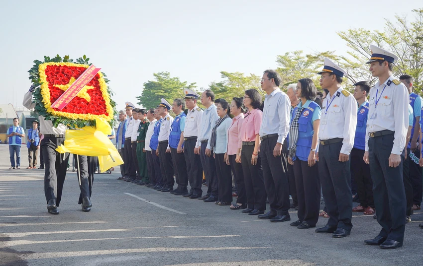160 đại biểu TP.HCM khởi hành thăm chiến sĩ, nhân dân vùng biển đảo Tây Nam của Tổ quốc